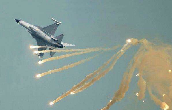 战斗机怎么知道被火控雷达锁定,战斗机怎么知道自己被敌机锁定的