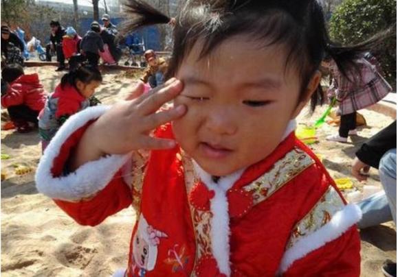 小孩把石灰弄到眼睛里了怎么办,3岁儿童眼睛误入石灰