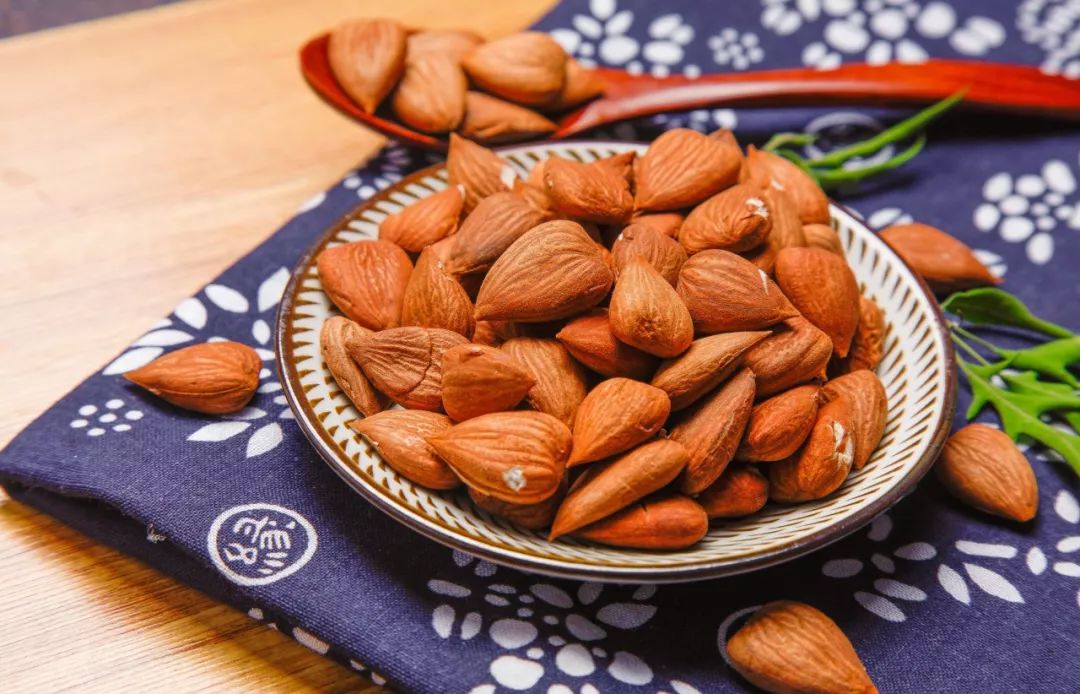 胸闷气喘哮鸣音，顽固性哮喘试试这个穴位贴敷方法