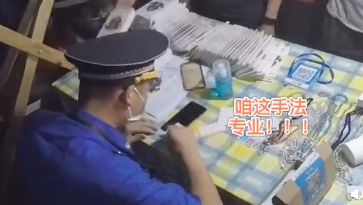 暖心城管照看无人地摊，亲自上阵，结果喜当干爹