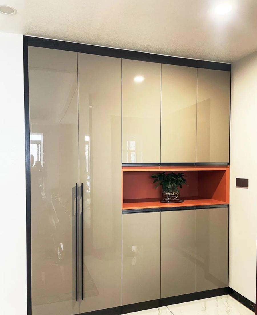 阳台改成小卧室凸出来的,阳台改成衣帽间和办公区