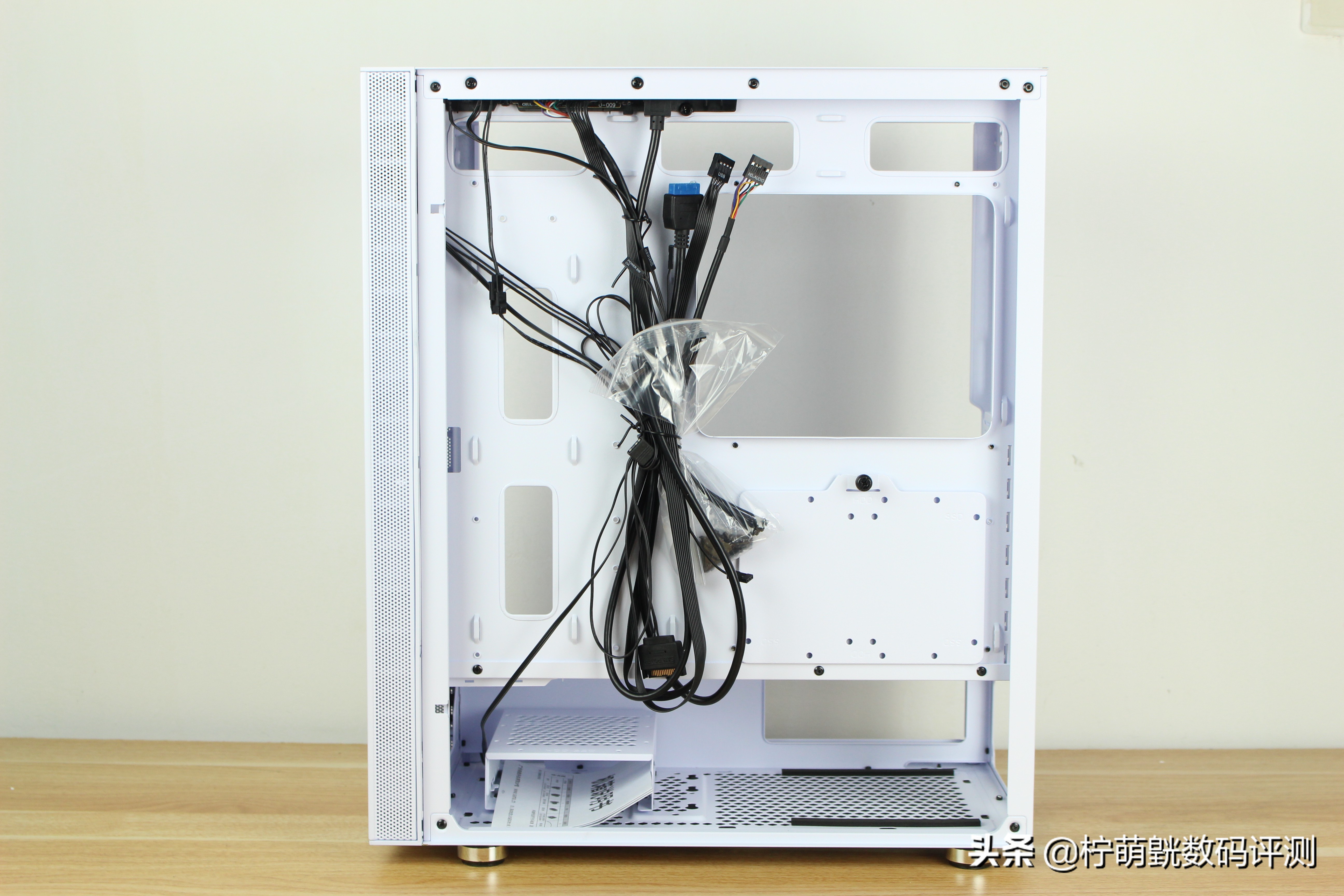 神光侧透不单调，畅快装机不求人易大师神光白色版上机体验