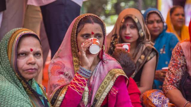 牛尿治新冠病毒,印度牛尿治新冠现场