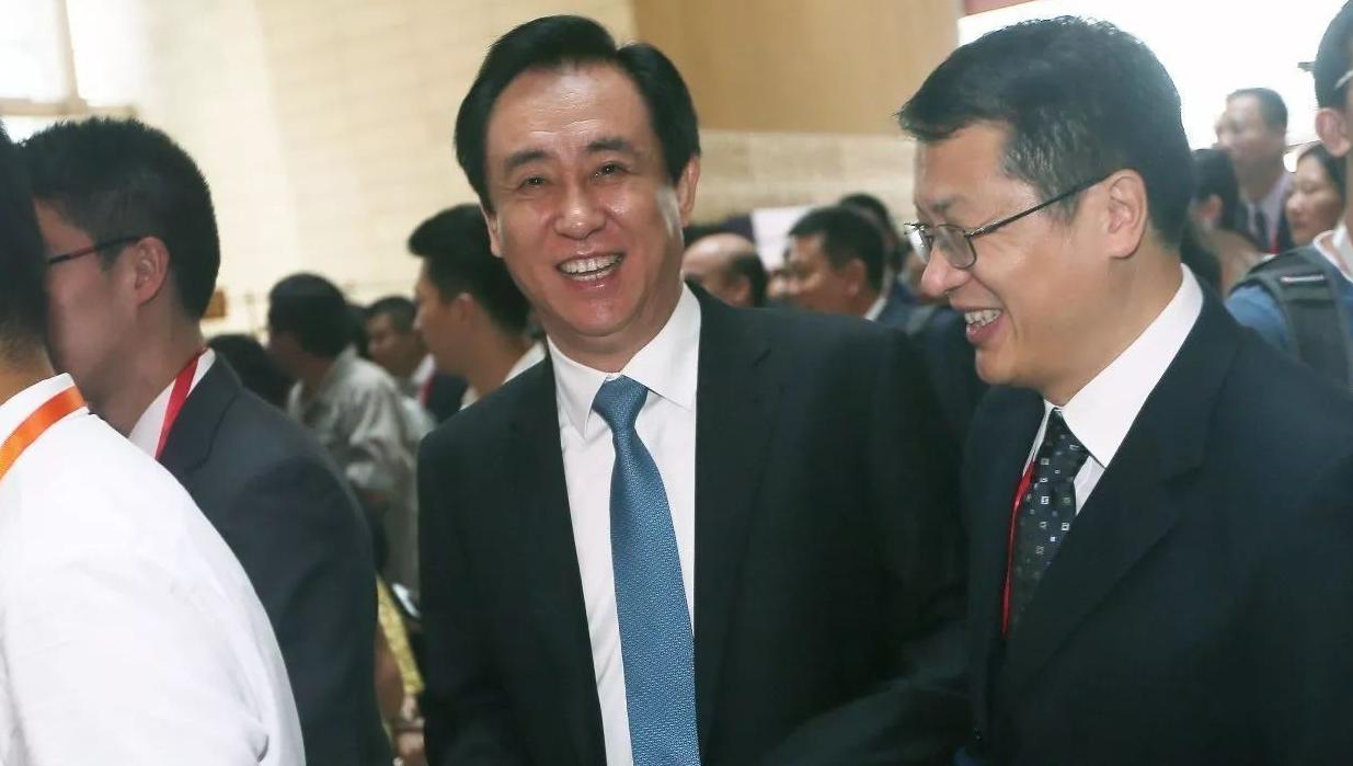 负债1.9万亿，每天利息2.4亿，许家印离“接班”贾跃亭还有多远