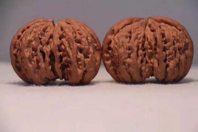 文玩核桃文盘与武盘各有什么好处,文玩核桃不盘的时候要放袋子里吗