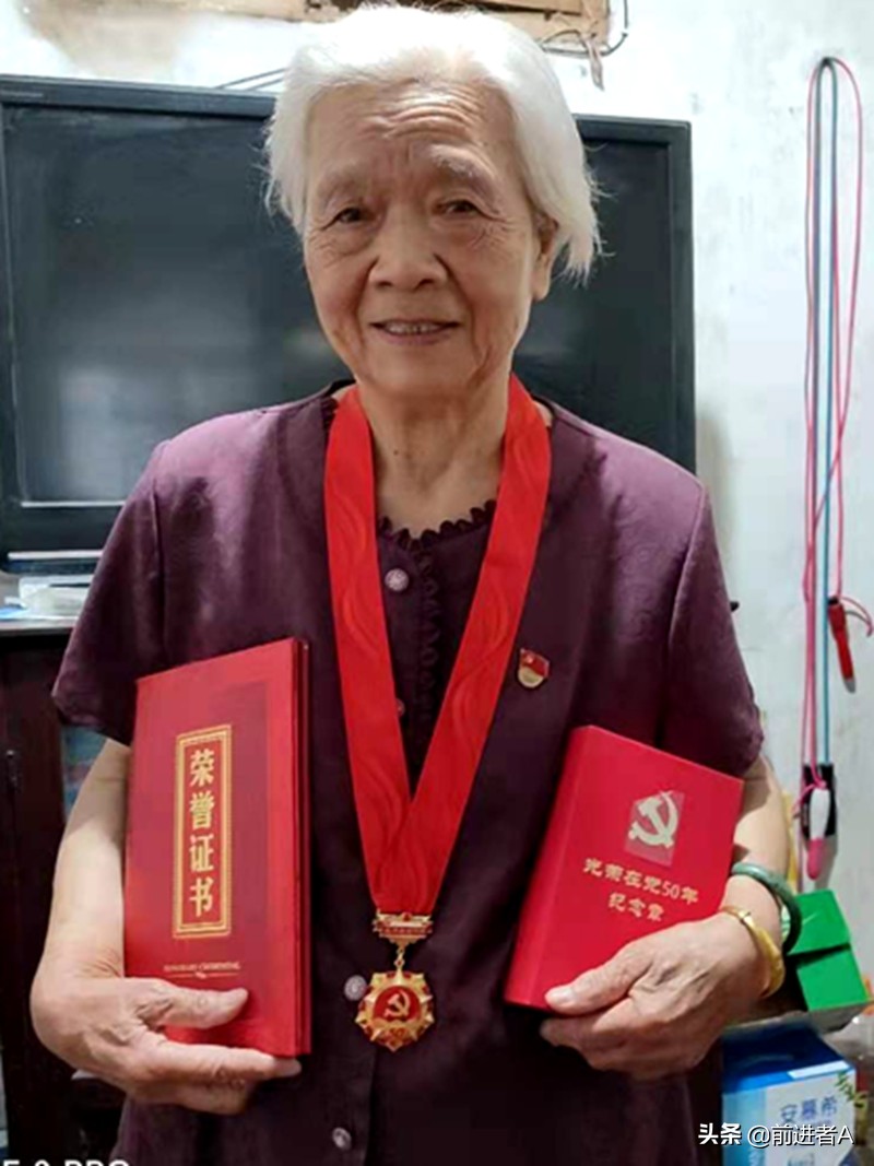 母亲曾经的荣誉,母亲荣誉证书奖状