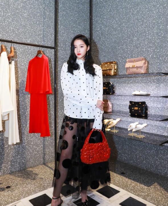 山花浪漫不及眉间一点朱砂，万千颜色都不如红色艳丽好穿搭