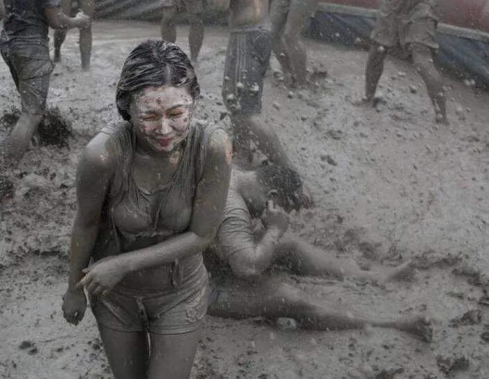 印度的泼粪节不算啥,日本这个节日才辣眼睛,不愧是岛国