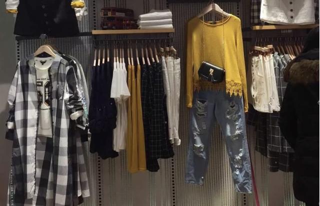 昔日国民女装再遭重创，实控人出手，要罢免自己请来的董事长