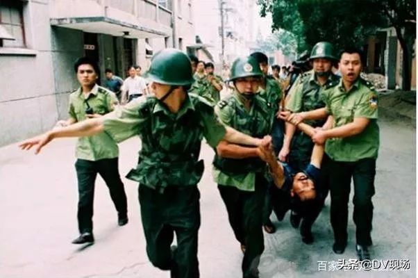 身负7条人命的“蛇蝎美人”落网,20年前枪战视频曝光