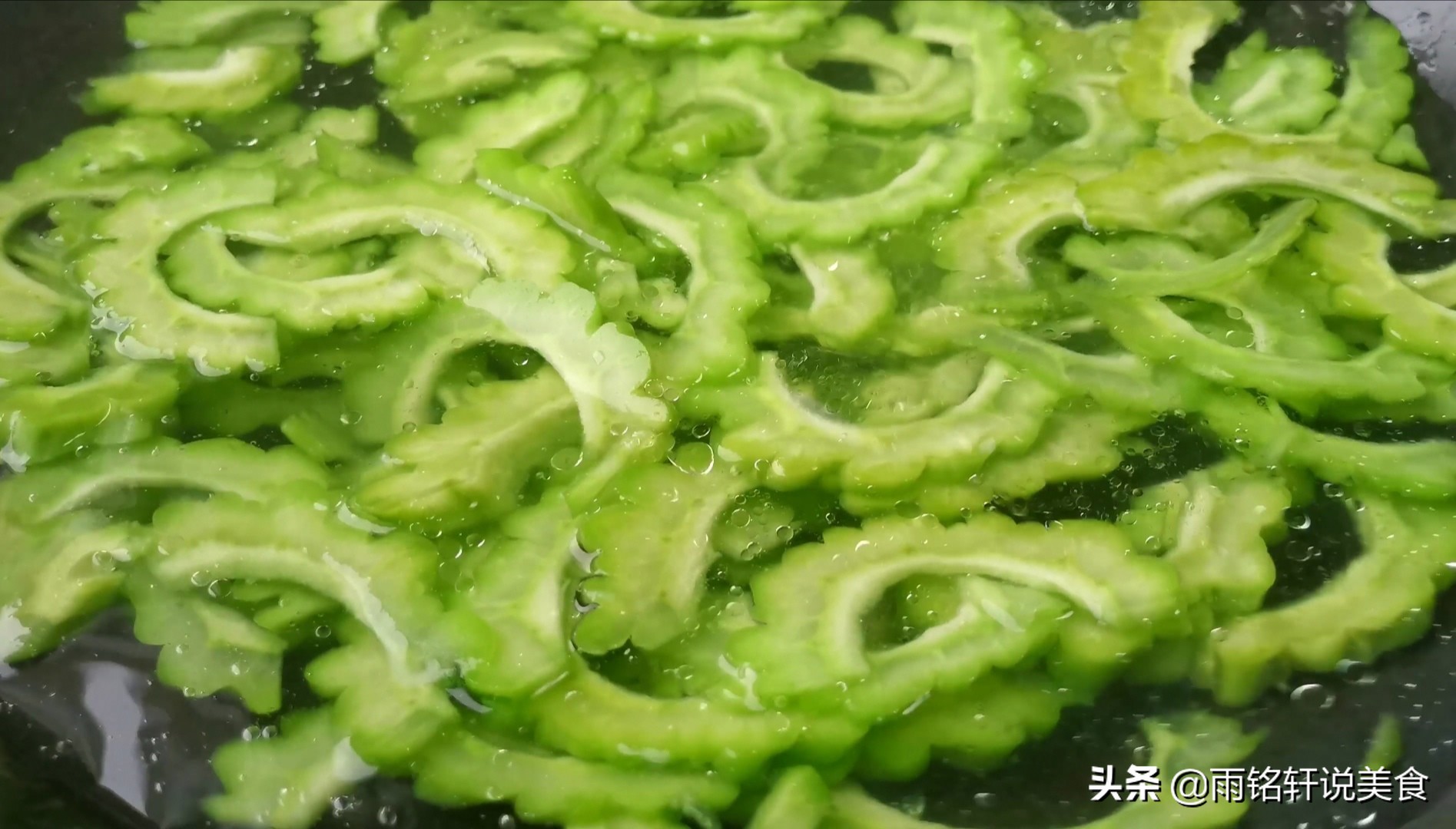 凉拌苦瓜正确最好吃的做法,凉拌苦瓜怎样炒苦瓜不苦