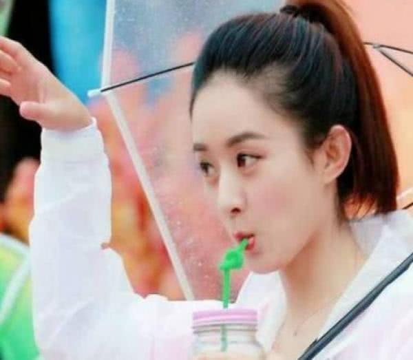 杨迪涂口红的视频,涂了口红怎么喝奶茶