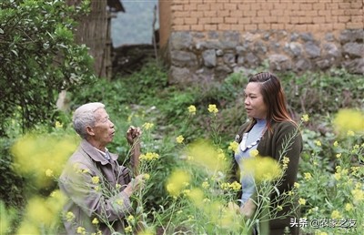 融安县大良镇古兰村覃彩榴带领群众建设脱贫致富路的故事