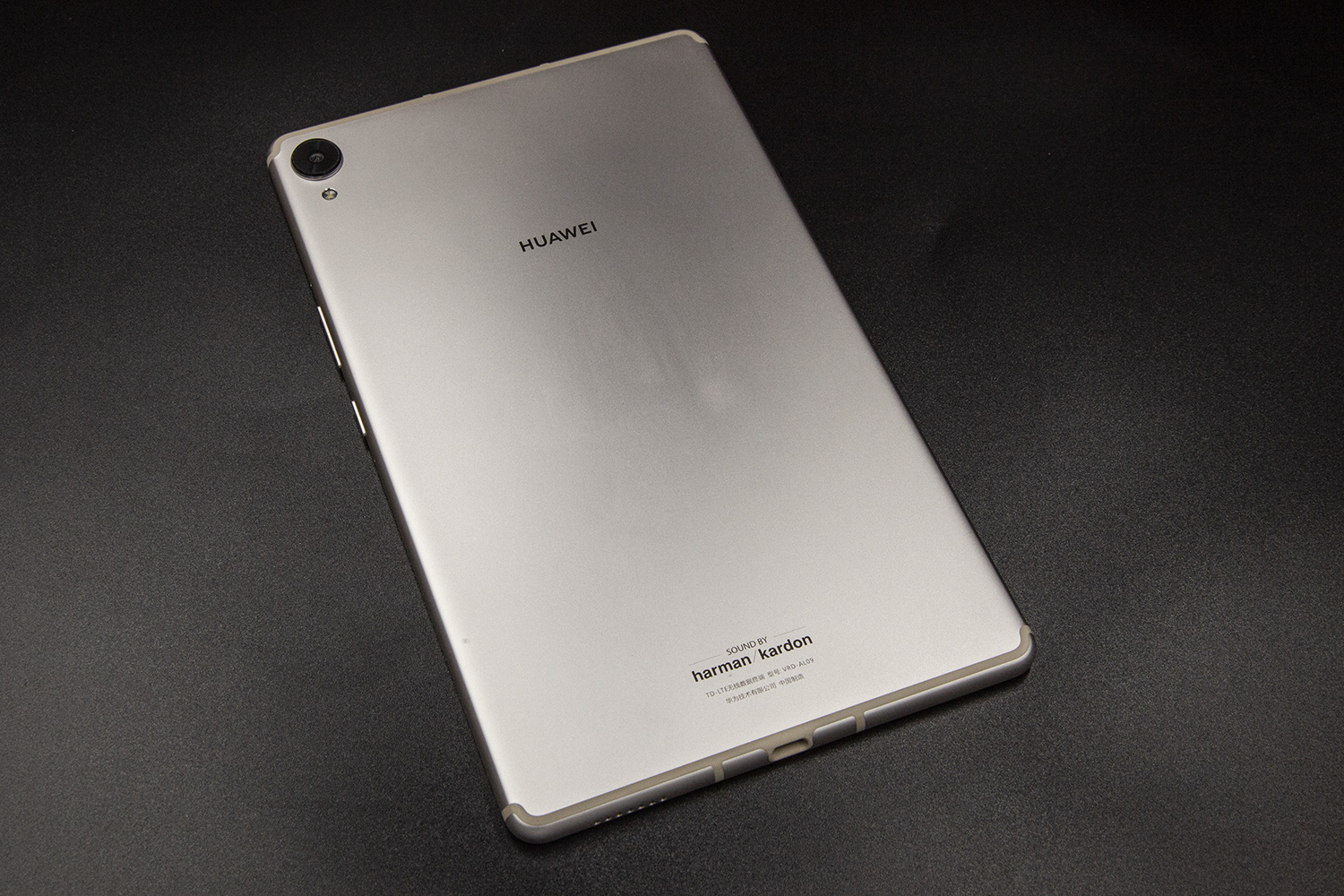 华为mediapadm6图片,华为mediapadm58.4