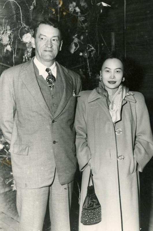 一位北京姑娘嫁大32岁美国人,辅佐8位美国总统:中国就是我的根