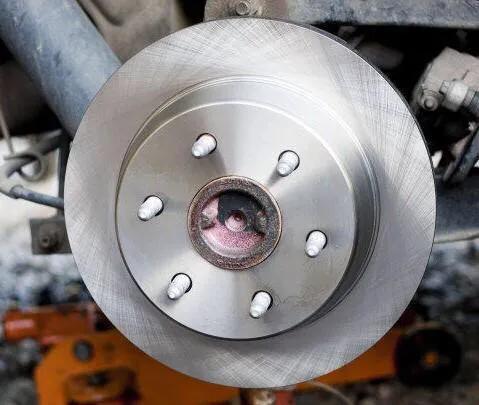 天气冷刹车片冒烟怎么办,汽车刹车片温度过高怎么回事