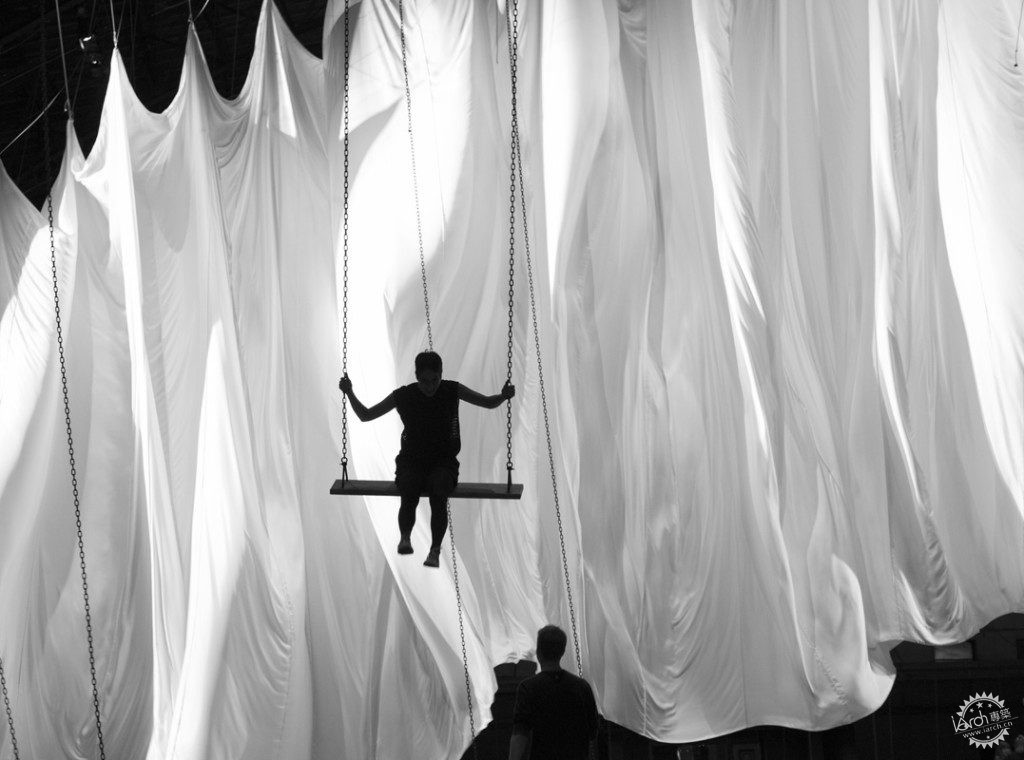 砖墙、烟囱与老旧的机器，遮不住河岸的水波光亮