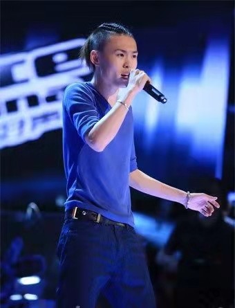 54岁李克勤为房贷被迫喝酒，携港姐嫩妻聚餐，透好声音不火原因