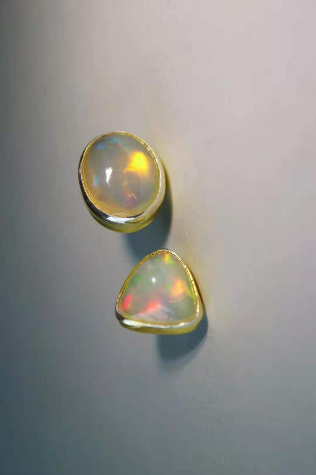 欧泊一种拥有世间所有颜色的宝石，关键还不贵