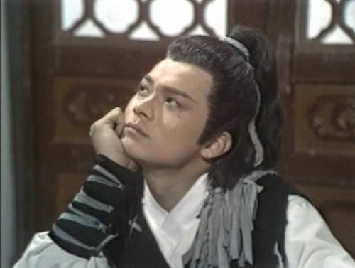 射雕中,因为梁子翁的蛇血郭靖百毒不侵,为何还中了梅超风的毒?