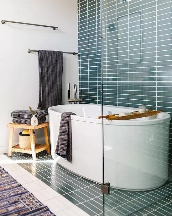 卫生间杂乱无章,卫生间很乱全是管子怎么办