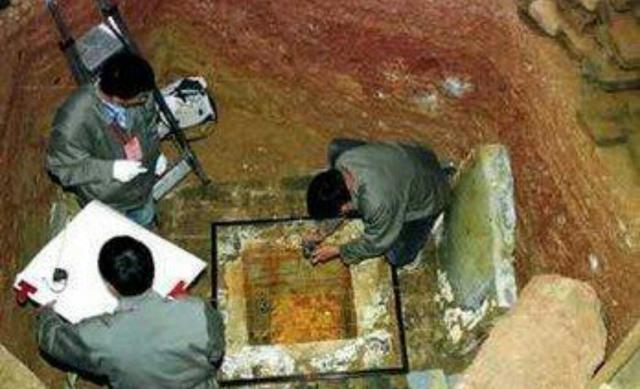 雷峰塔倒塌专家揭开白蛇之谜,雷峰塔出土的宝塔