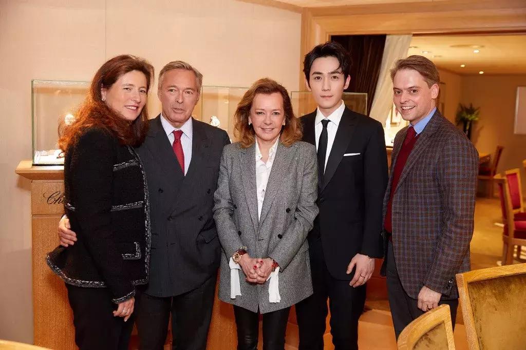 如何在不经意间露出手表,如何在冬天露出自己的手表