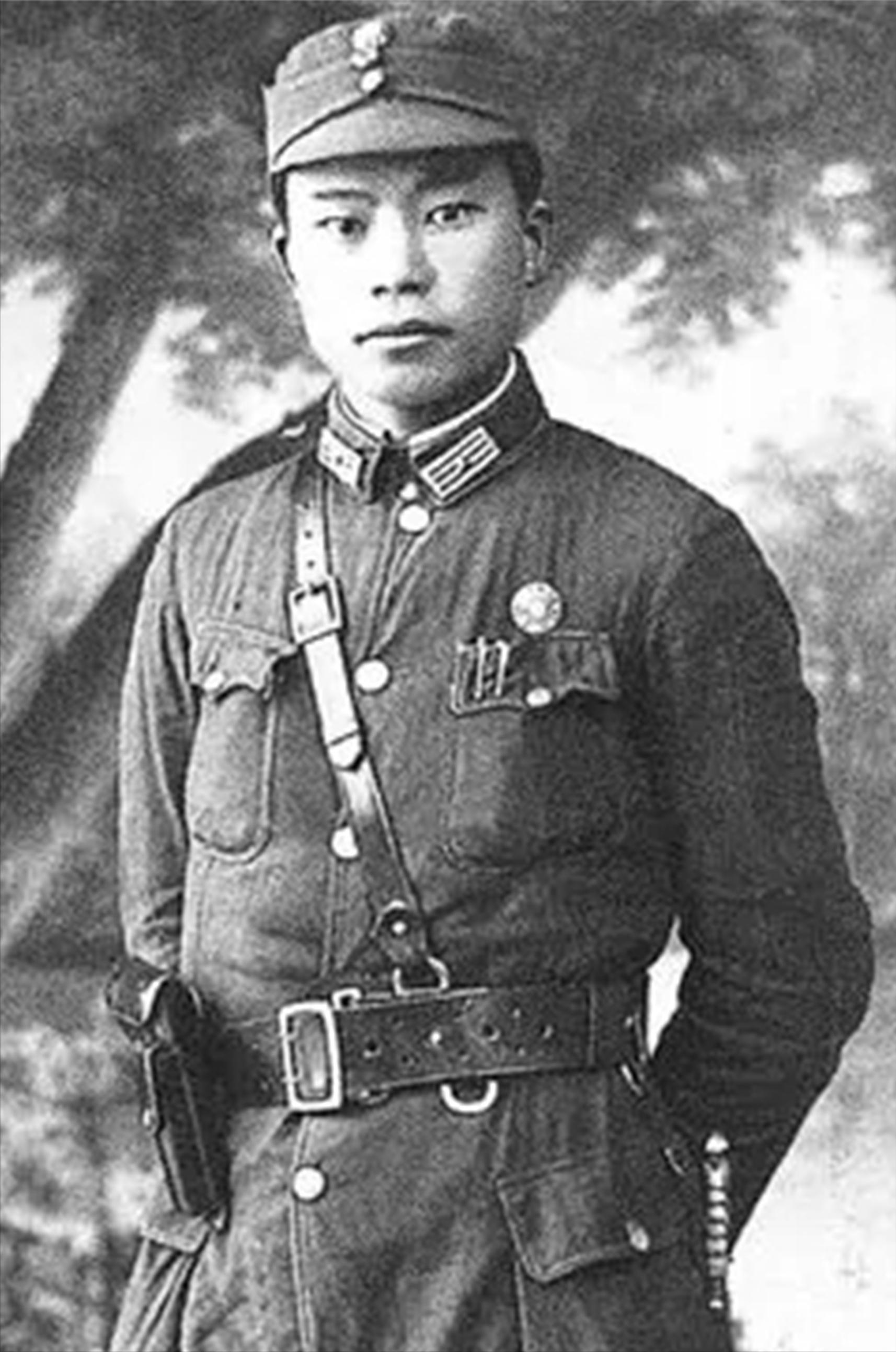 21岁护周总理进西安，30岁陪毛主席入重庆，龙飞虎到底有多强？