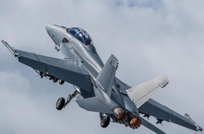 大黄蜂战斗机的坠落,一架超级大黄蜂战斗机坠毁