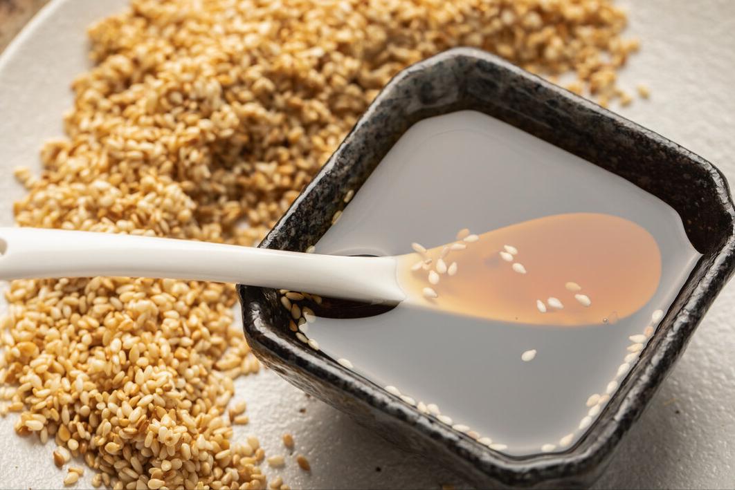 芝麻油跟香麻油是一样的吗,芝麻油跟花生油味道一样吗