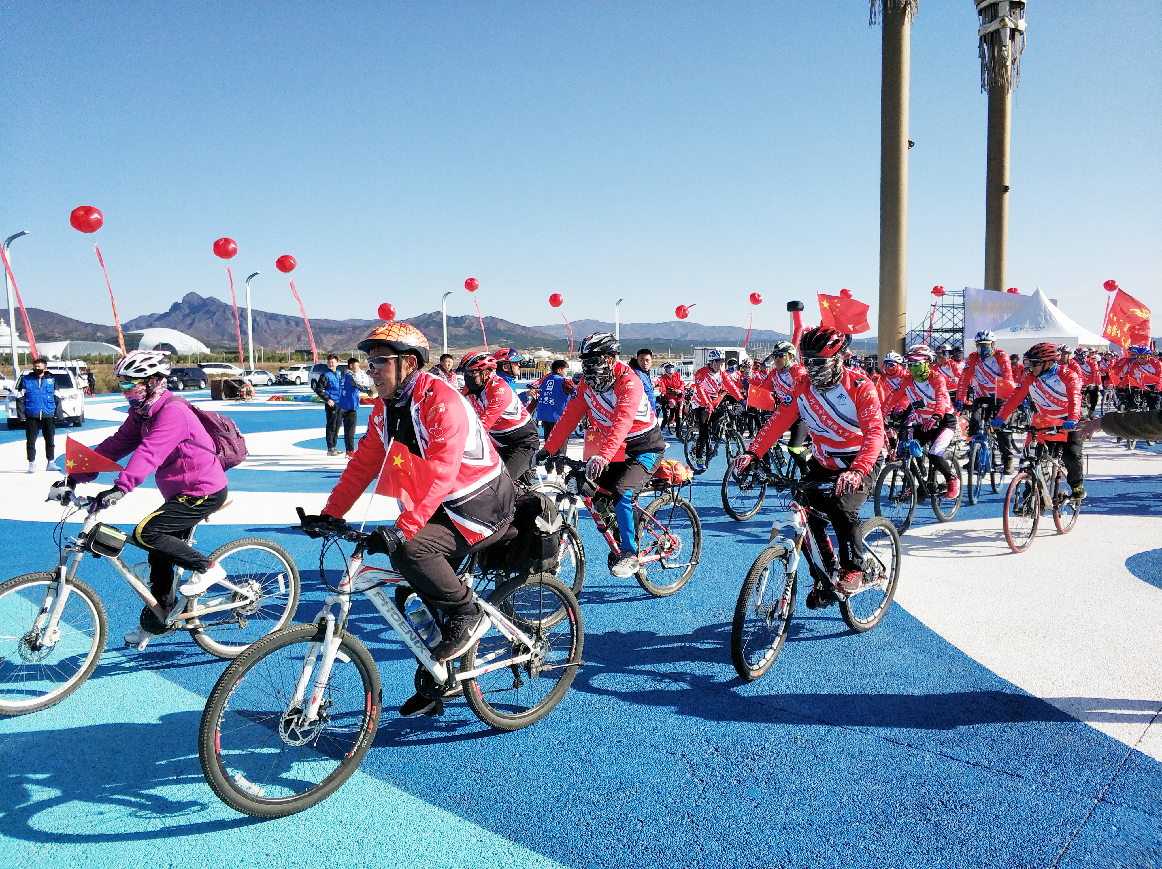 首届“骑行内蒙古畅游大草原”骑游比赛13日在呼和塔拉开赛