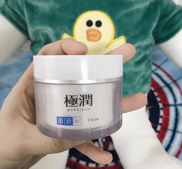 滋润型面霜推荐：有效修复皱纹、重塑弹性，帮助老化肌肤恢复年轻