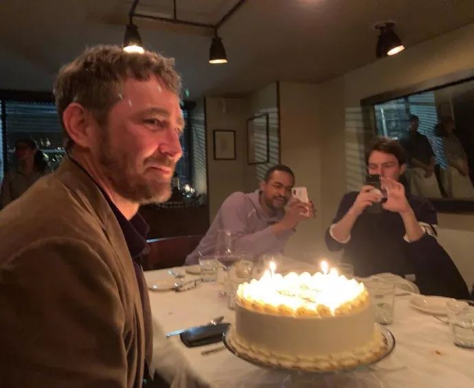 7年前惊艳世界的精灵王,如今在开拖拉机,“大王您养鸡都美”