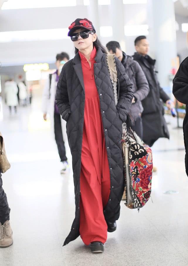 杨丽萍跳广场舞的裙子,杨丽萍穿白色长裙