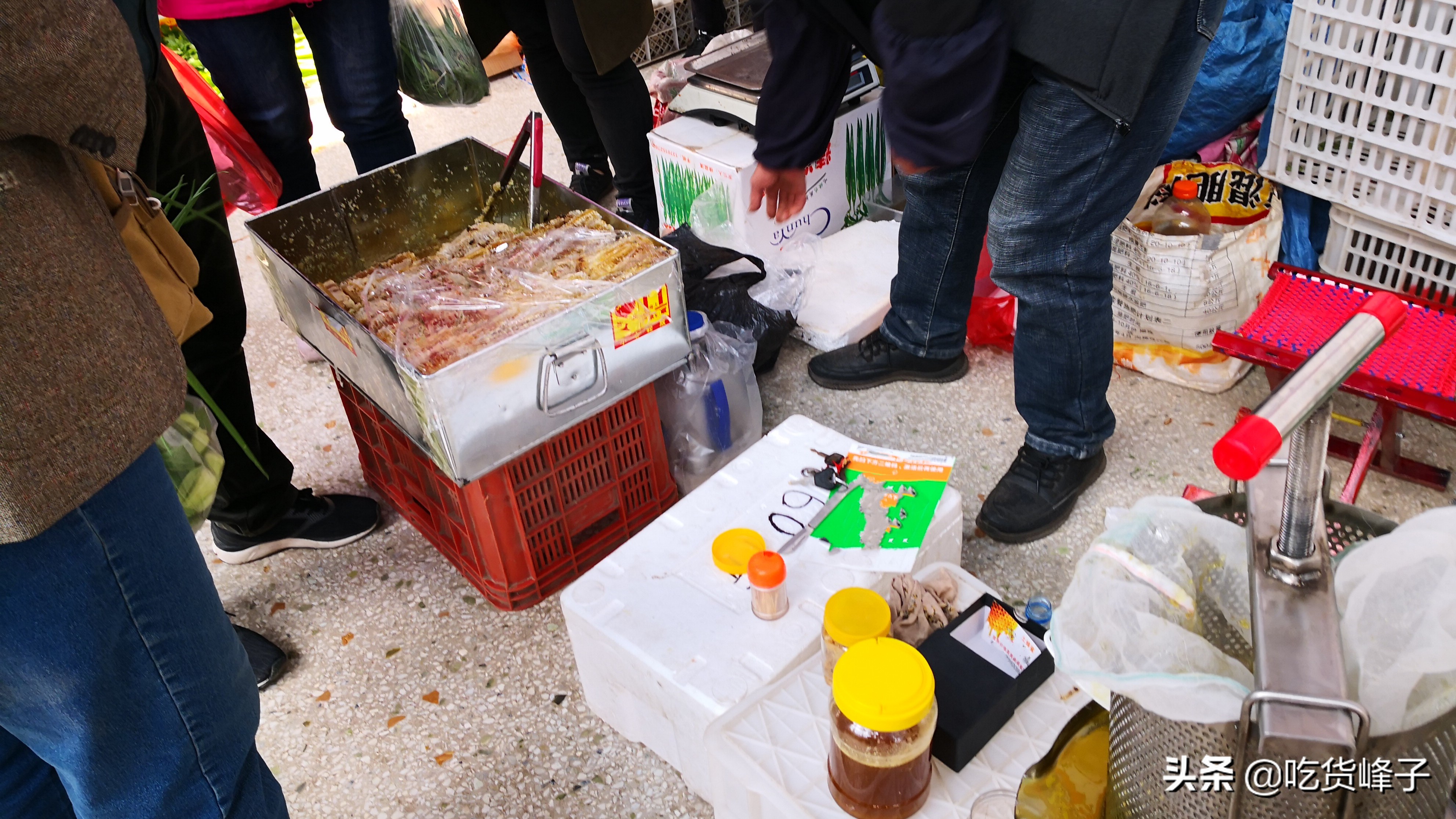 83岁老人在大集上摆摊卖稀罕物,早市70元一斤稀罕物