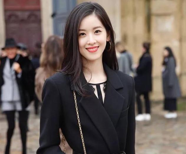 又一行走的招生简章火了，运动会举牌女生刷屏，可网友不买账