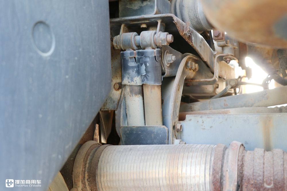 当年国家建设的主力军，排量达惊人的18升，实拍奔驰NG4850大件车