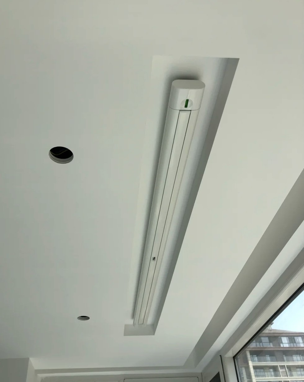 只有一个阳台又如何，学他晾衣杆装窗帘盒里，分分钟拯救室内颜值