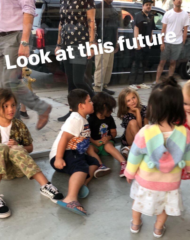 陈冠希一家穿亲子装合影,陈冠希光棍节晒全家照