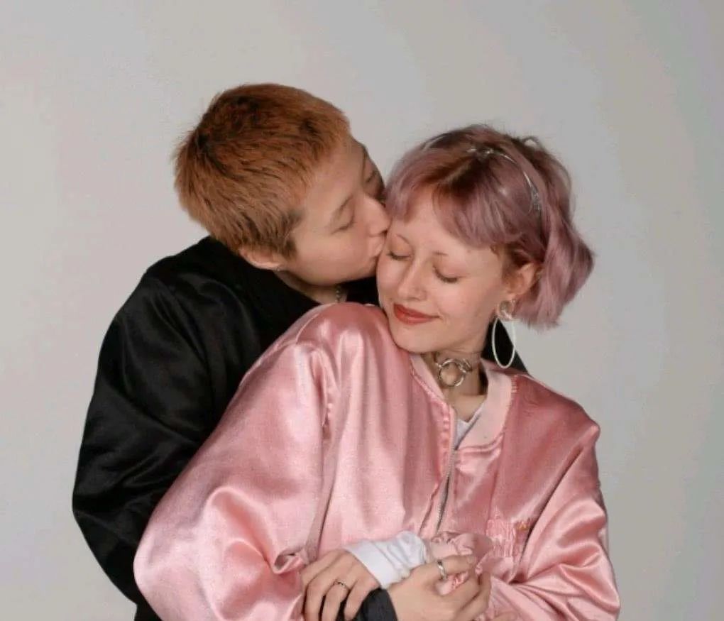 成龙20岁女儿传婚变，清空秀恩爱照片，同性妻子发文称旧照恶心