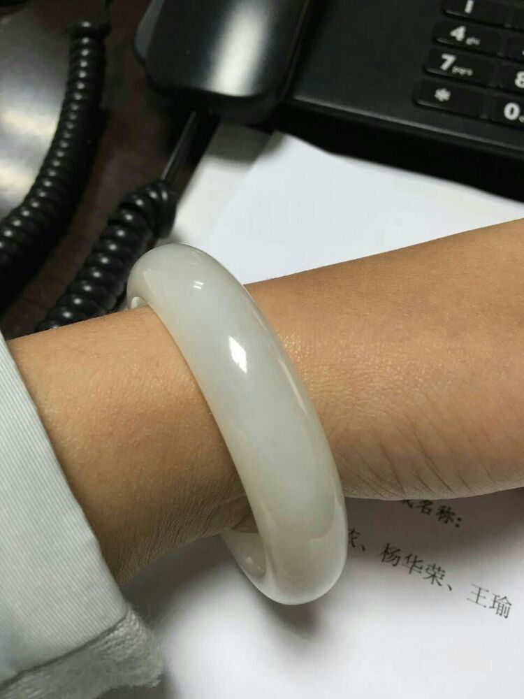 青白和田玉手镯为啥便宜,和田玉手镯怎样才能买到真的