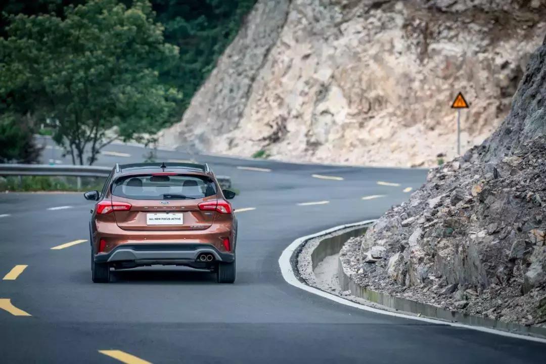 福克斯ecoboost180两厢active劲潮型,福克斯active是suv吗