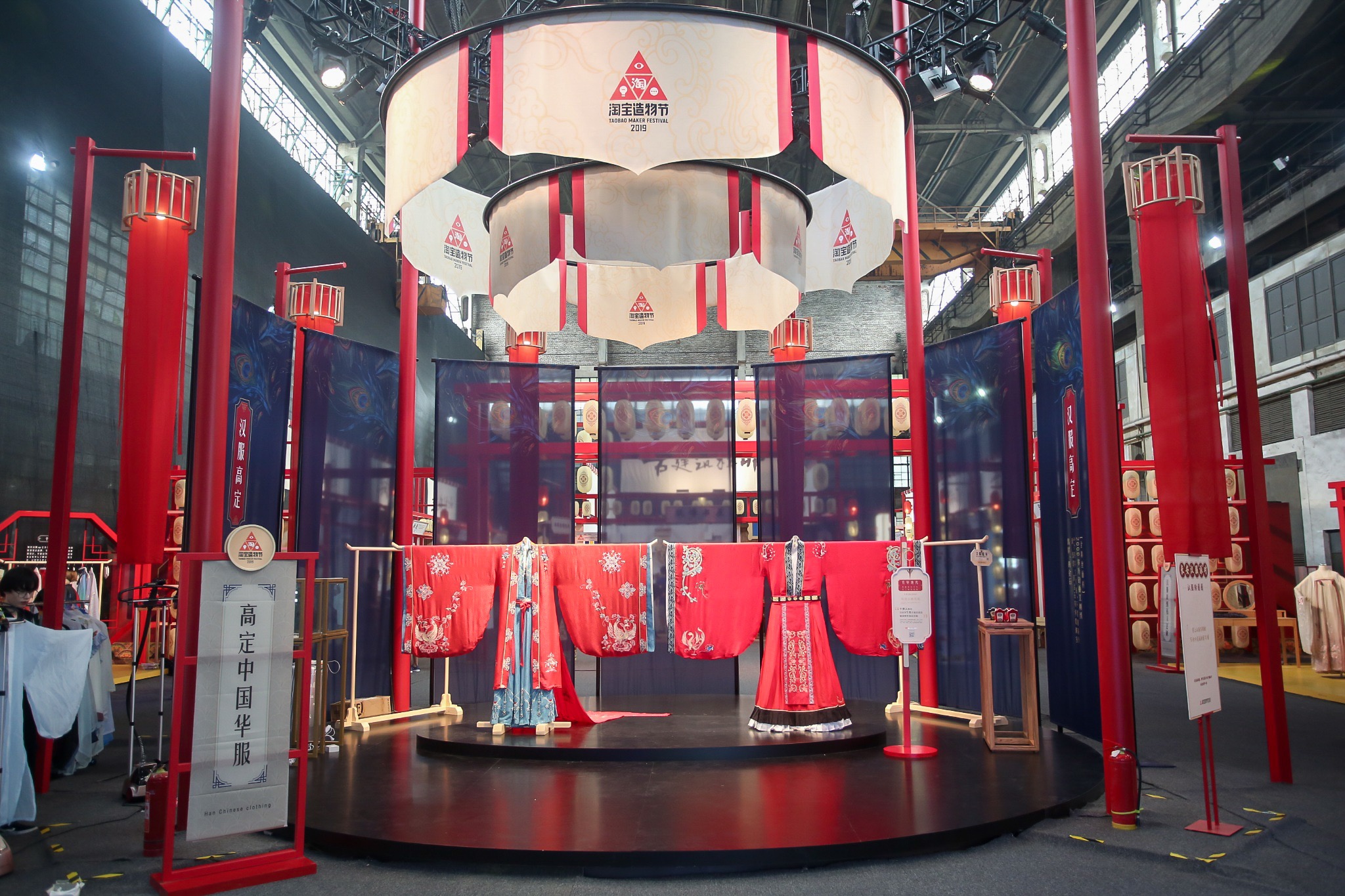 探秘淘宝造物节:机器人满地走穿上外骨骼机甲就能抬起一辆车