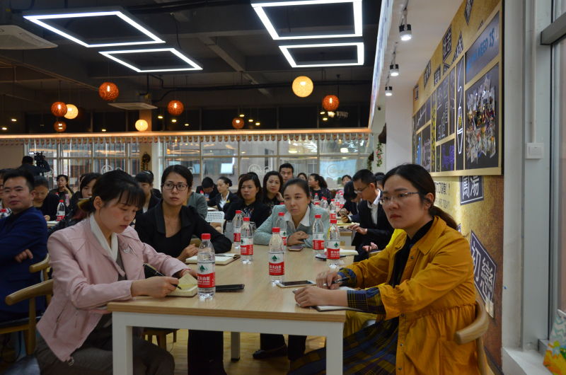 啥回事?最近,双流很多餐厅老板都在学说英语