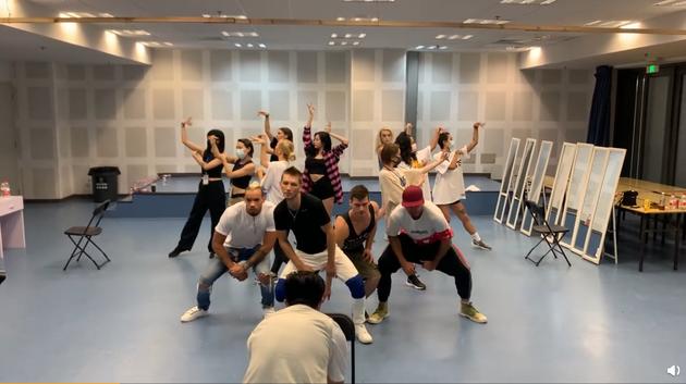 懒理粉丝“手撕”老板杜华,吴宣仪晒练舞视频,穿黑色抹胸出镜