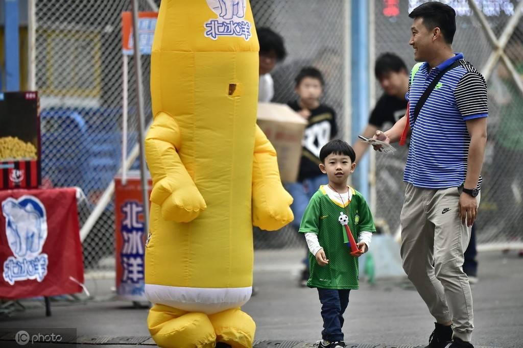 中超的地摊经济:几十块的球衣,买了很久还是很感动