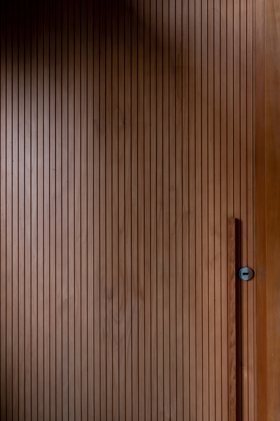 顺应场地高差,面向湖景:这个住宅看起来旧旧的,内部却光影斑驳