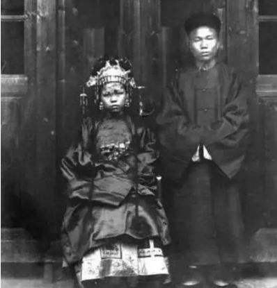 养父去世后36岁女孩寻亲,女子整理父亲遗物发现一封血书