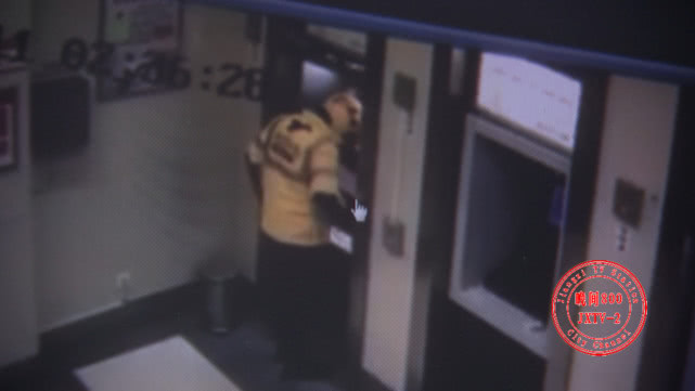 独居女生半夜被敲门送外卖鬼片,男子半夜来敲门