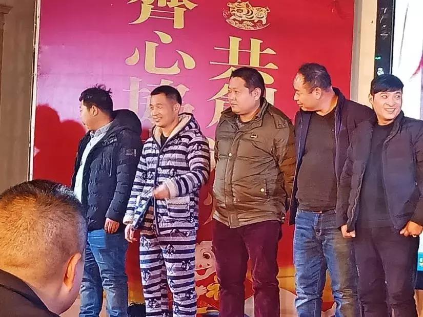 河南的卡车司机年终庆功会上，他竟然穿着睡衣上台领了个奖